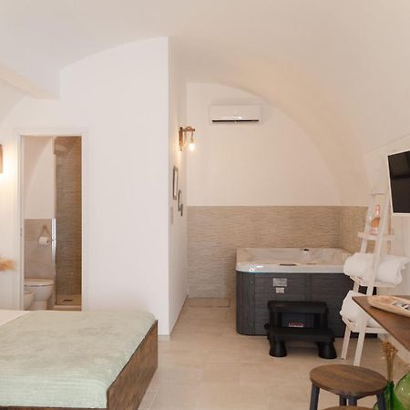 Aca Suite Luxury With Jacuzzi Adelfia Екстериор снимка