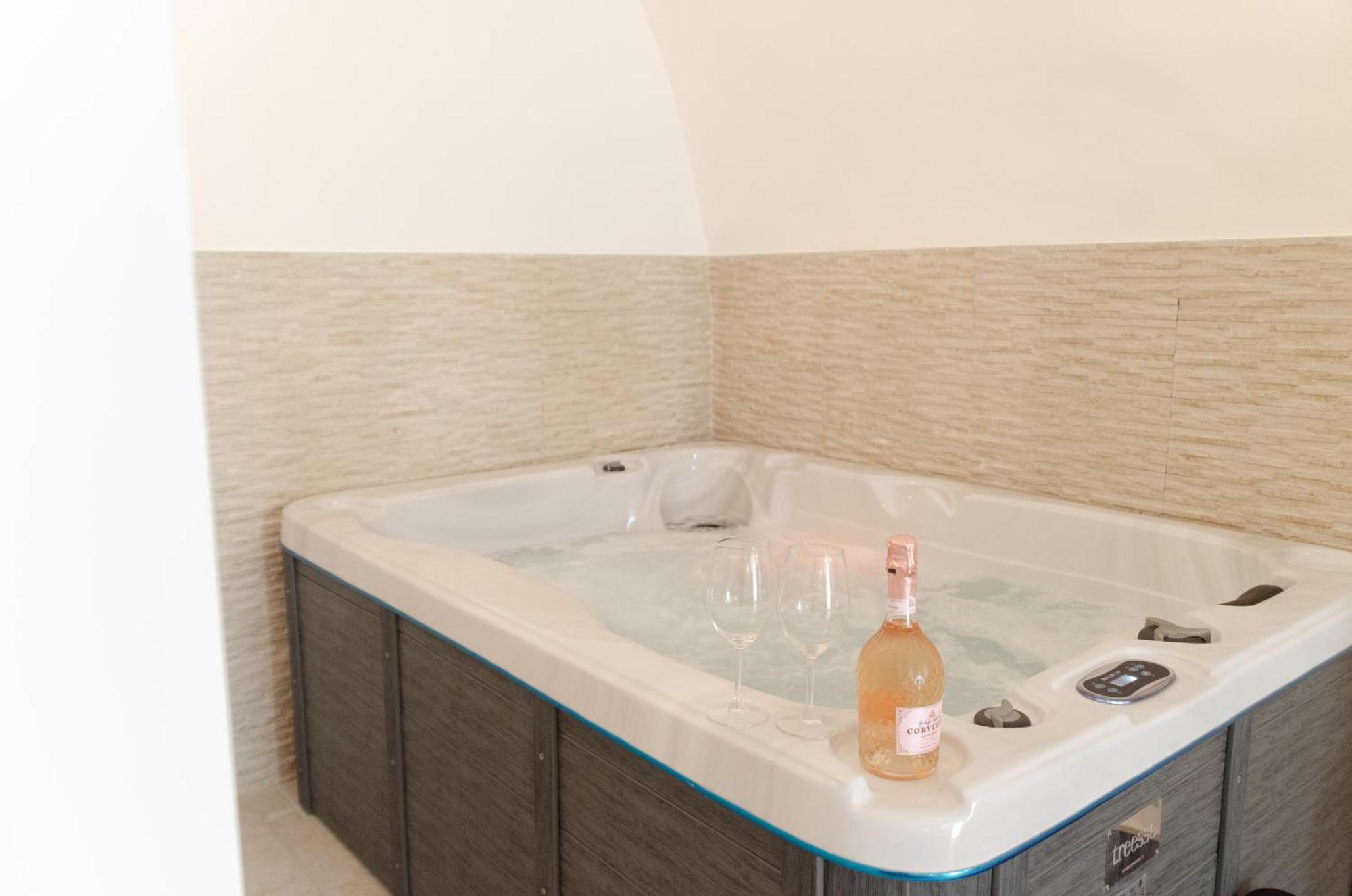 Aca Suite Luxury With Jacuzzi Adelfia Екстериор снимка