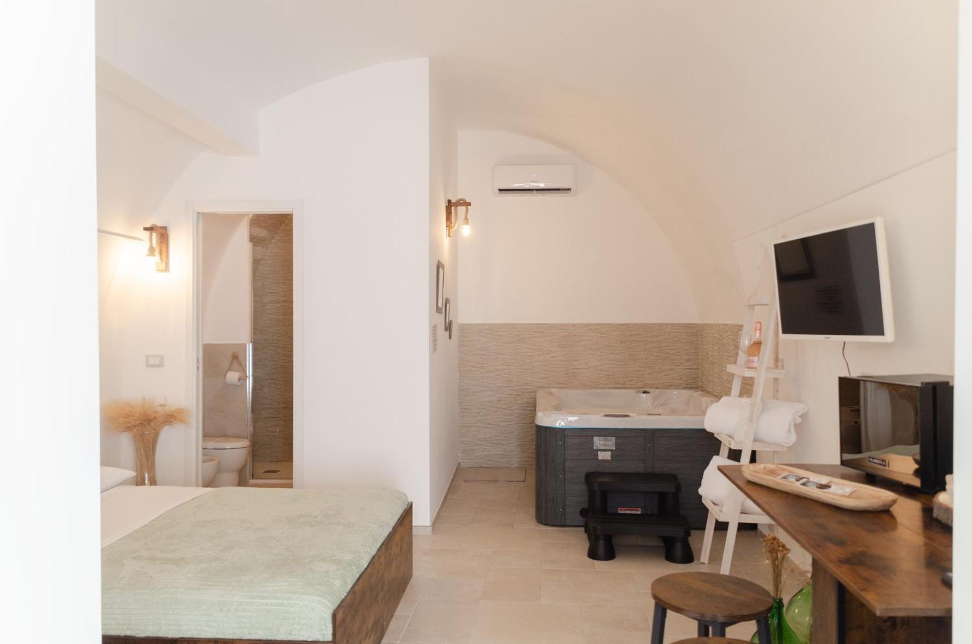 Aca Suite Luxury With Jacuzzi Adelfia Екстериор снимка