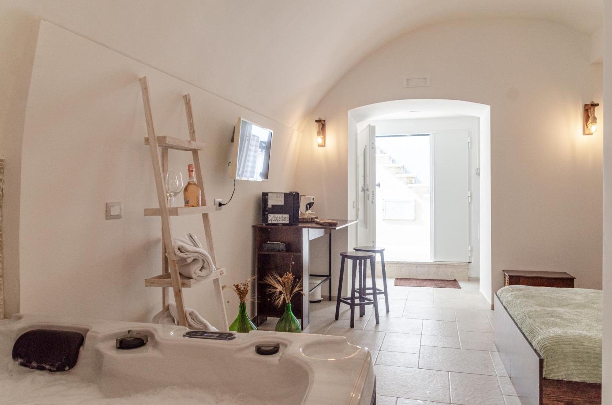 Aca Suite Luxury With Jacuzzi Adelfia Екстериор снимка